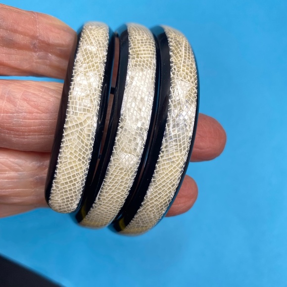 Black Twist Bracelet Enameled Snakeskin Bangle - Picture 4 of 6